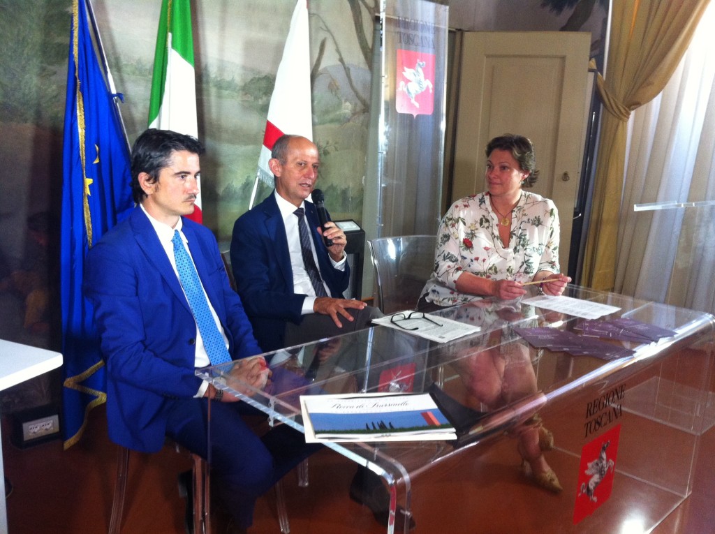 Da sinistra: Pericle Pacello, responsabile marketing Rocca di Frassinello, Stefano Ciuoffo, assessore regionale al turismo, Cristina Leone, presidente Melodia del Vino