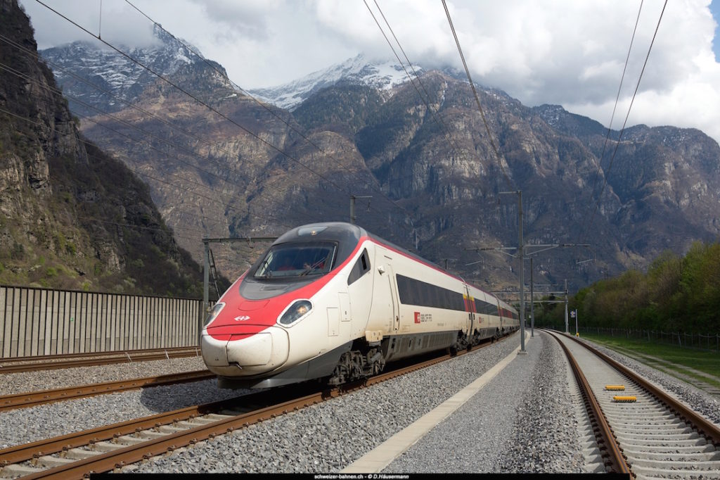 EuroCity ausserhalb des Gotthard-Basistunnels, Tessin / EuroCity outside of the Gotthard Base Tunnel, Ticino