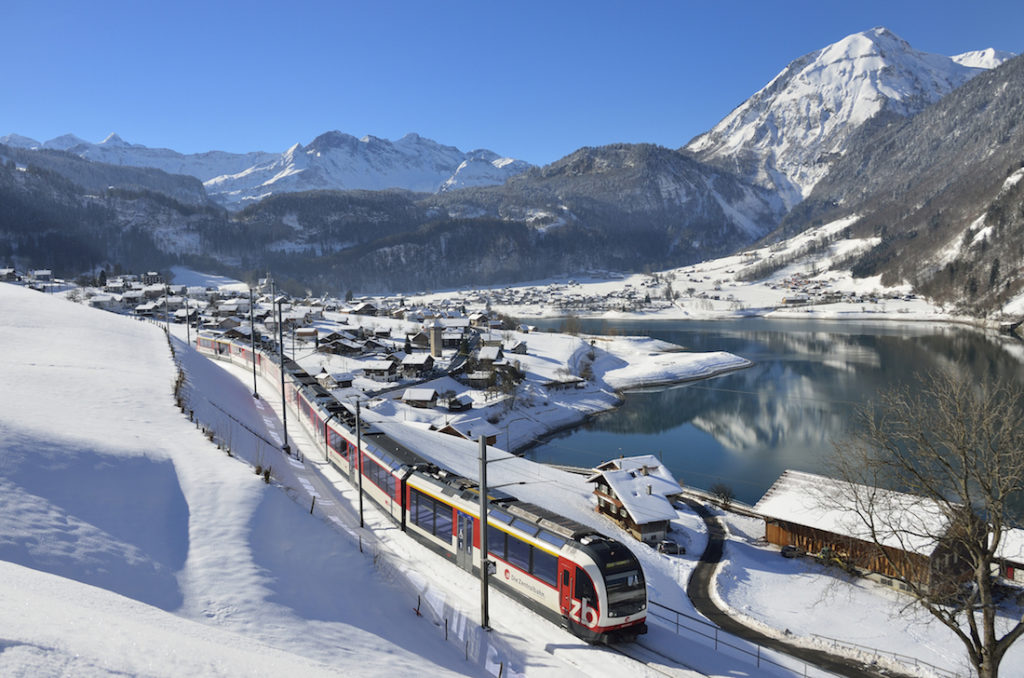 Luzern-Interlaken Express, Lungernsee, Zentralschweiz / Lucerne-Interlaken Express, Lake Lungern, Central Switzerland